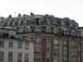  haut d'immeuble en brique et pierre, toit d'ardoise